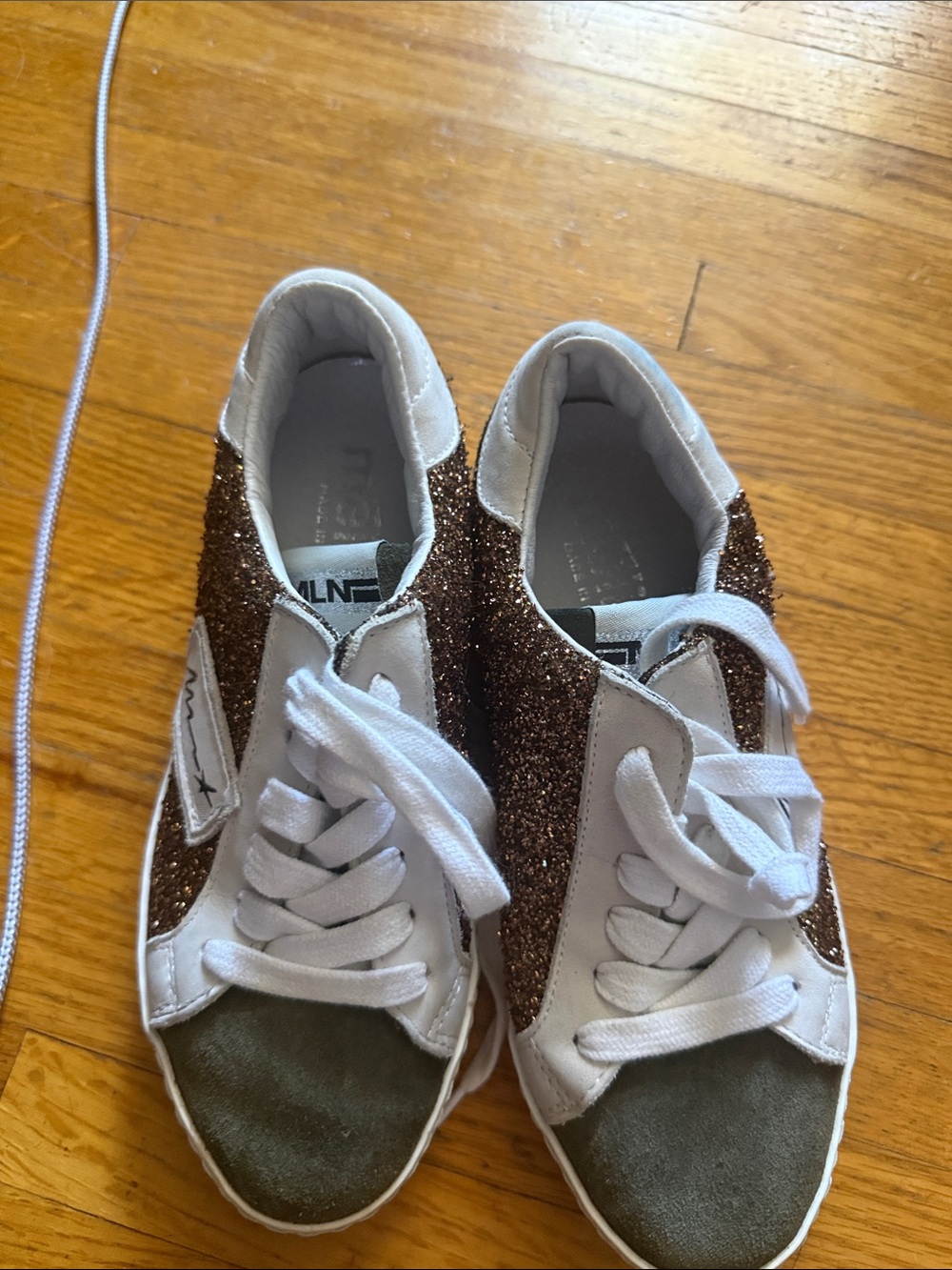 Womans Glitter Star Low-Top Sneakers in Bronze and White